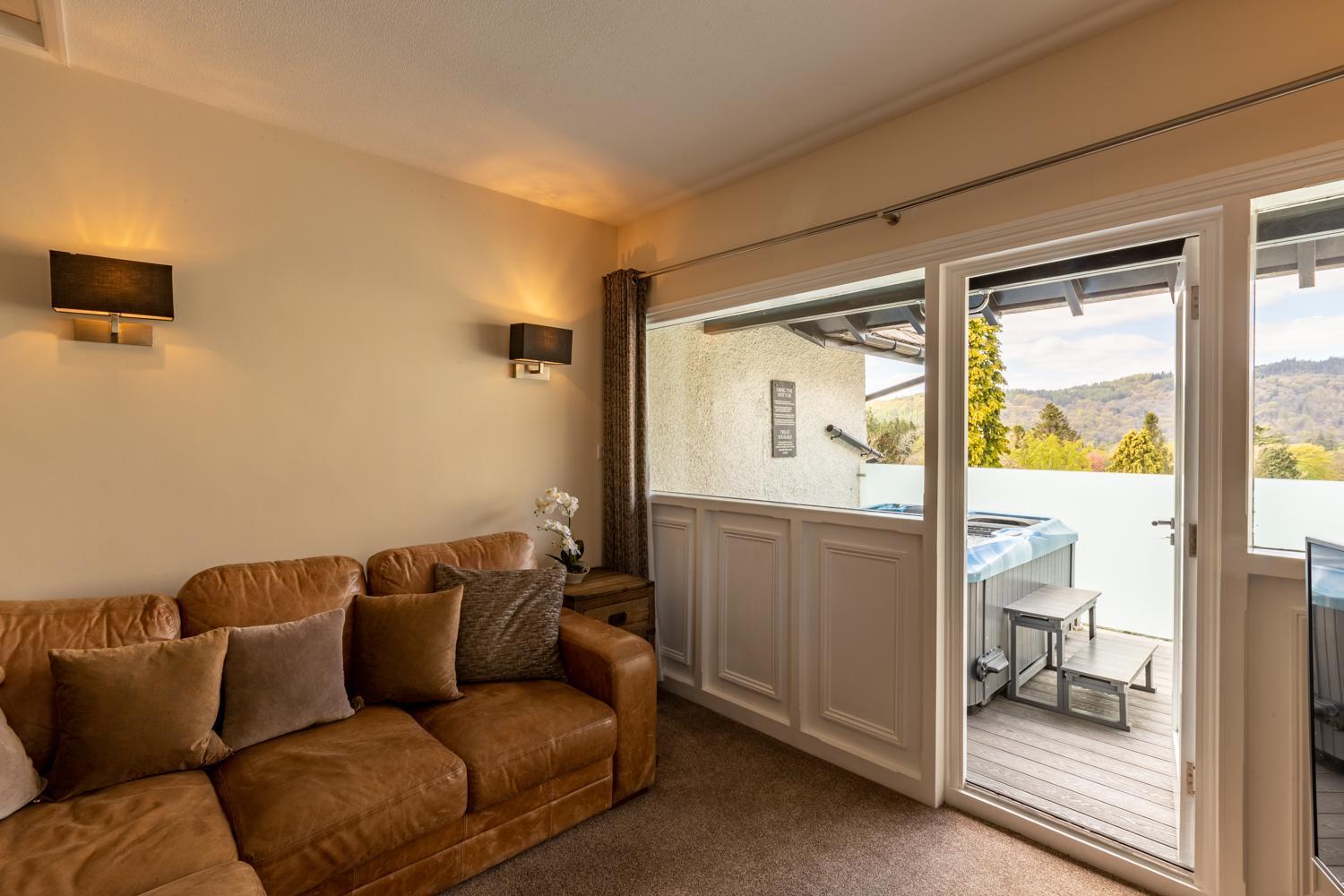 Lakes Hotel & Spa Bowness-on-Windermere Bilik gambar A living room with a sliding door
