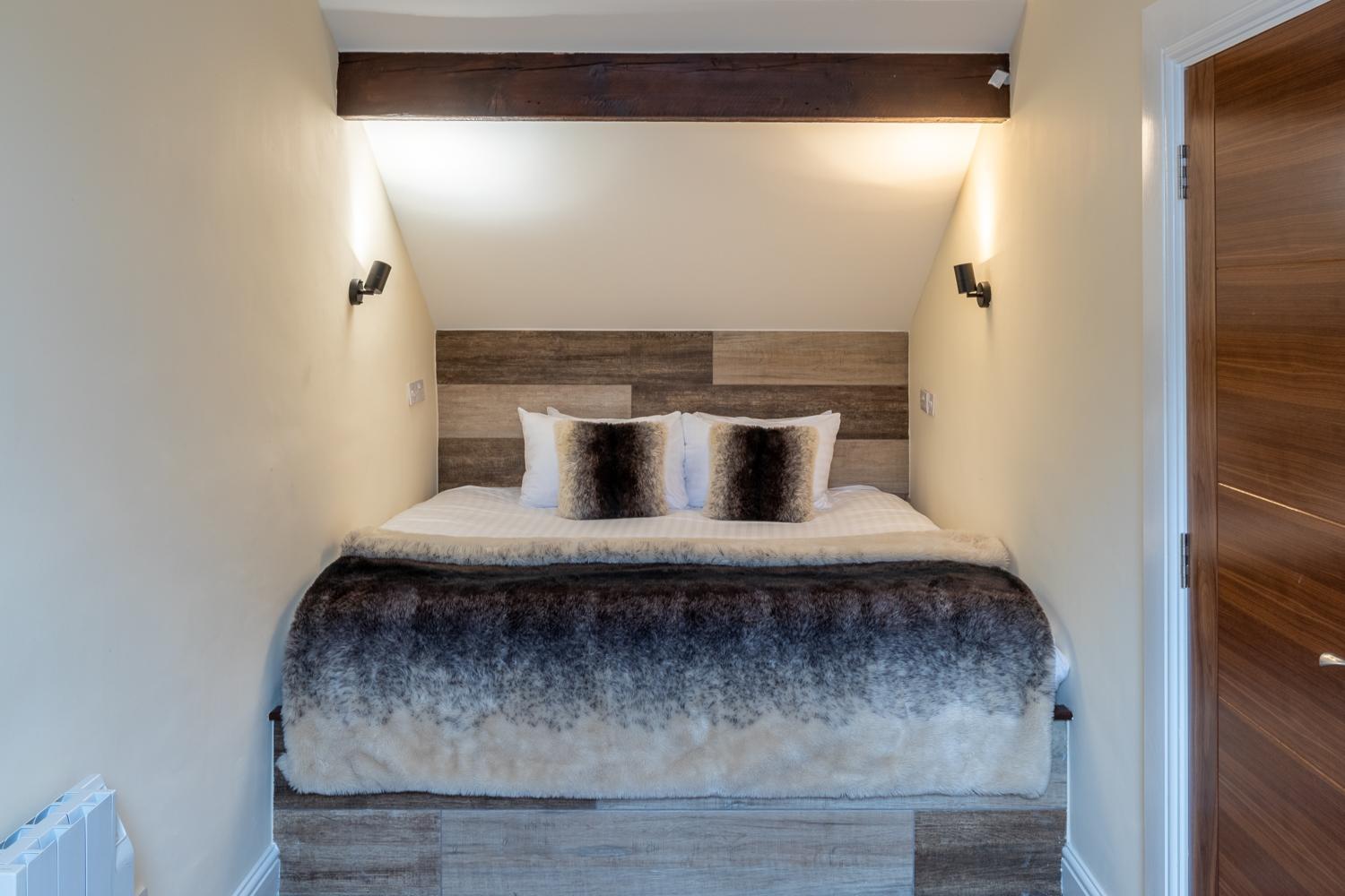 Lakes Hotel & Spa Bowness-on-Windermere Bilik gambar A bedroom at The Old Mill