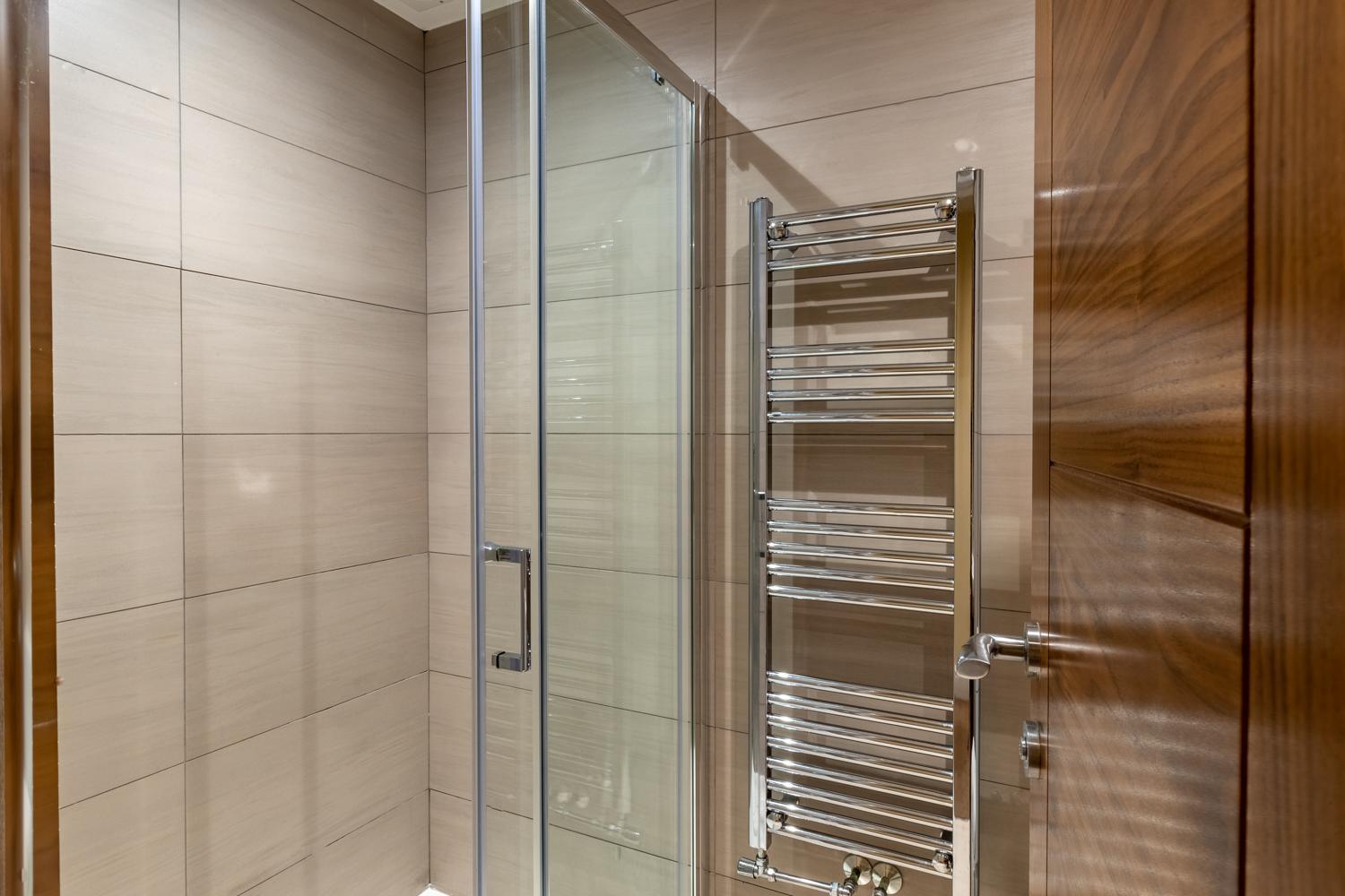 Lakes Hotel & Spa Bowness-on-Windermere Bilik gambar A heated towel rail