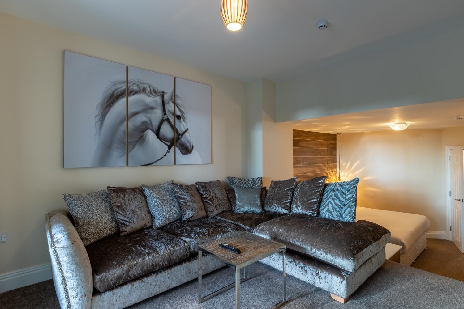 Lakes Hotel & Spa Bowness-on-Windermere Bilik gambar A crushed velvet sofa
