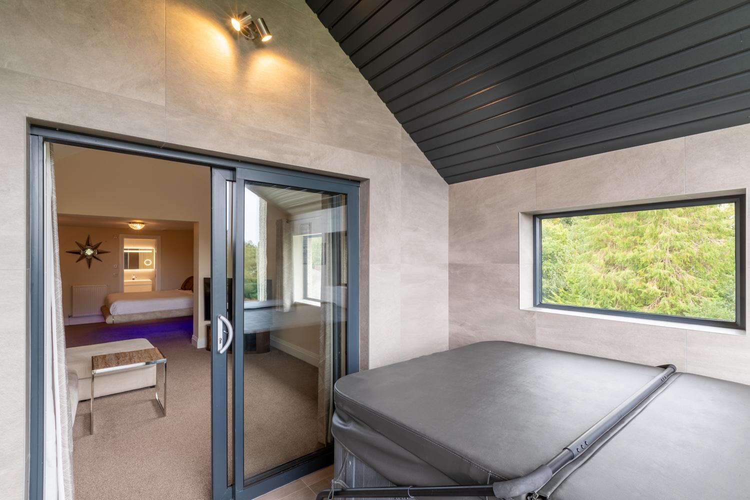 Lakes Hotel & Spa Bowness-on-Windermere Bilik gambar A hot tub in a private home