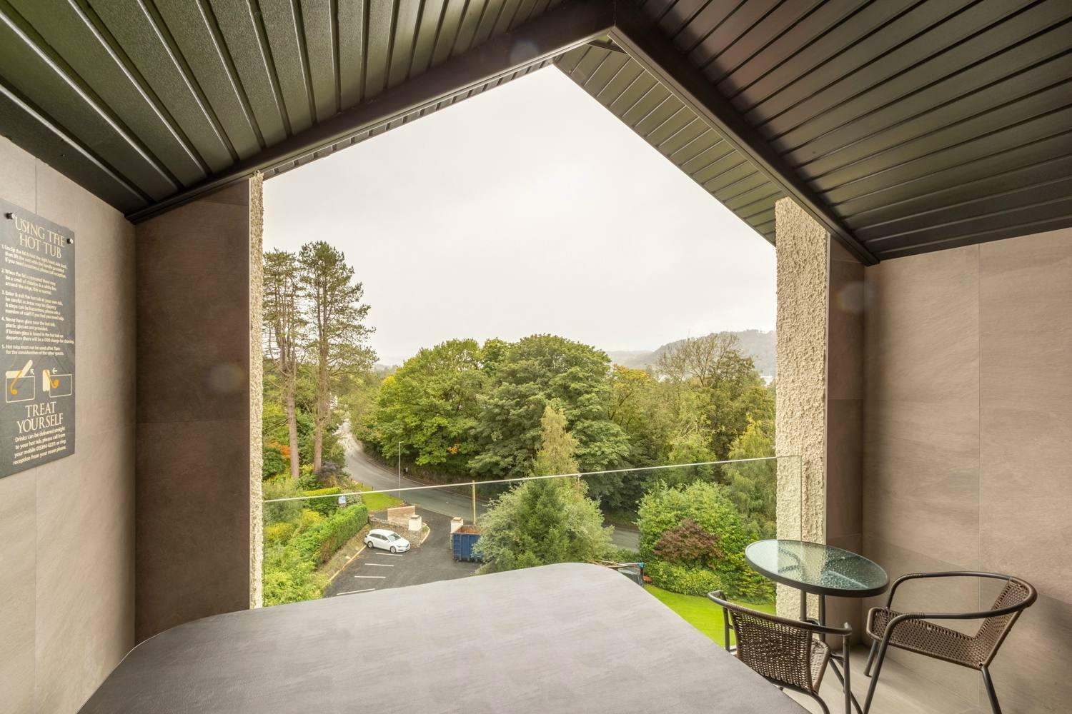 Lakes Hotel & Spa Bowness-on-Windermere Bilik gambar The view from the balcony of a typical apartment