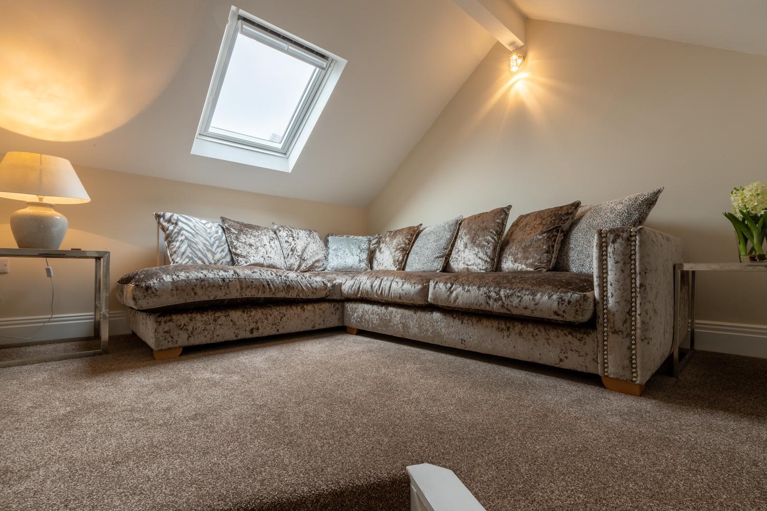 Lakes Hotel & Spa Bowness-on-Windermere Bilik gambar A crushed velvet sofa